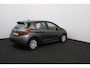 Peugeot 208 1.2 PureTech Active/ D-RIEM VERV: 63.000 KM!/ DEALER ONDERHOUDEN!/ 5-Drs/ Apple + Android/ Navi/ Airco/ Cruise/ Elek. pakket/ Isofix/ Bluetooth/ Armsteun/ Multi. LEDER. Stuur/ Dakspoiler/ LED Dagrijverl.