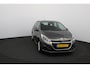 Peugeot 208 1.2 PureTech Active/ D-RIEM VERV: 63.000 KM!/ DEALER ONDERHOUDEN!/ 5-Drs/ Apple + Android/ Navi/ Airco/ Cruise/ Elek. pakket/ Isofix/ Bluetooth/ Armsteun/ Multi. LEDER. Stuur/ Dakspoiler/ LED Dagrijverl.