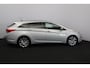 Hyundai i40 Wagon 2.0 GDI i-Catcher/ Pano-Dak!/ Trekhaak/ Camera/ Bi-Xenon/ 18"LMV/ Elek.Stoel/ Stoelverw./ Keyless/ Clima/ Navi/ Cruise/ Bluetooth/ Multi.LEDER.Stuur/ PDC.