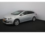 Hyundai i40 Wagon 2.0 GDI i-Catcher/ Pano-Dak!/ Trekhaak/ Camera/ Bi-Xenon/ 18"LMV/ Elek.Stoel/ Stoelverw./ Keyless/ Clima/ Navi/ Cruise/ Bluetooth/ Multi.LEDER.Stuur/ PDC.