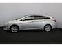 Hyundai i40 Wagon 2.0 GDI i-Catcher/ Pano-Dak!/ Trekhaak/ Camera/ Bi-Xenon/ 18"LMV/ Elek.Stoel/ Stoelverw./ Keyless/ Clima/ Navi/ Cruise/ Bluetooth/ Multi.LEDER.Stuur/ PDC.
