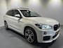 BMW X1 sDrive20i Executive Edition Panoramadak | Trekhaak | Navigatie/Android/Apple Carplay | LM Velgen | Voorstoelen Verwarmd | Achteruitrijcamera | Cruise Control |