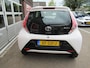 Toyota Aygo 1.0 VVT-i x-wave - Automaat- lichtmetalen velgen en telefoon navi.