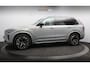 Volvo XC90 2.0 T8 Plug-in hybrid AWD Plus Dark Dealer onderh. / 1ste eigenaar / Orrefors / 360 camera / Harman-Kardon / Pano / Head-Up / Stoel+stuur verw. / Vapour Grey