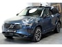 Volvo XC90 2.0 T8 AWD 335kW/456pk Aut8 Recharge Ultra Dark 7P ADAPT.CRUISE + HARMAN/KARDON + PANORAMADAK + HEAD-UP + STOEL-&STUURVERWARMING + PILOT ASSIST + LEDEREN DASHBOARD + 360 CAMERA + BLIS + LANE ASSIST + PD-GLASS + ACHTERBANKVERWARMING + 21" LM-VELGEN!
