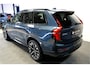 Volvo XC90 2.0 T8 AWD 335kW/456pk Aut8 Recharge Ultra Dark 7P ADAPT.CRUISE + HARMAN/KARDON + PANORAMADAK + HEAD-UP + STOEL-&STUURVERWARMING + PILOT ASSIST + LEDEREN DASHBOARD + 360 CAMERA + BLIS + LANE ASSIST + PD-GLASS + ACHTERBANKVERWARMING + 21" LM-VELGEN!