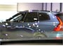 Volvo XC90 2.0 T8 AWD 335kW/456pk Aut8 Recharge Ultra Dark 7P ADAPT.CRUISE + HARMAN/KARDON + PANORAMADAK + HEAD-UP + STOEL-&STUURVERWARMING + PILOT ASSIST + LEDEREN DASHBOARD + 360 CAMERA + BLIS + LANE ASSIST + PD-GLASS + ACHTERBANKVERWARMING + 21" LM-VELGEN!