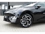 Lynk & Co 02 276PK More 66 kWh | 1600KG Trekgewicht | MY27 | 360 Graden Camera | Harman Kardon | Panoramadak | Elektrisch bedienbare voorstoel met geheugen | Keyless Entry | Getint glas | Adaptieve Cruise Control | Dodehoekassistent | Sfeerverlichting | Stuurwielverwarming | Stoelverwarming