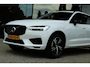 Volvo XC60 2.0 RECHARGE T6 340PK AWD R-DESIGN | PANO | TREKHAAK | CARPLAY | HUD | HARMAN/KARDON | ACC | DODEHOEK