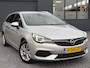 Opel Astra Sports Tourer 1.2 Elegance ✓110pk✓Camera✓Carplay✓Navi✓Halfleder✓Keyless✓Trekhaak✓Pdc V+A✓Clima✓Cruise✓Elekt Stoel✓Recent beurt gehad✓Dodehoeksensor✓Rijstrooksensor✓Lm velgen✓N.A.P✓Apk tot 11-2027