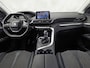 Peugeot 5008 1.2 PureTech Allure 7 Persoons (PANORAMADAK, APPLE CARPLAY, GROOT NAVI, 360 CAMERA, SPORTSTOELEN, GETINT GLAS, LEDER, CRUISE, NIEUWE APK, NIEUWSTAAT)