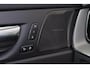 Volvo XC60 T6 Recharge AWD Ultra Dark - Panorama/schuifdak - IntelliSafe Assist & Surround - 360º Camera - Harman Kardon audio - Adaptieve LED koplampen - Verwarmde voorstoelen, stuur & achterbank - Parkeersensoren voor & achter - Elektr. bedienb. voorstoelen met geheugen - Head up display - Draadloze tel. lader - Inklapbare trekhaak - 20'' LMV