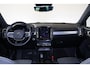Volvo XC40 B4 Plus Dark - IntelliSafe Assist & Surround - Verwarmde voorstoelen & stuur - Parkeersensoren voor & achter - Elektr. bedienb. voorstoelen met geheugen links - Draadloze tel. lader - Inklapbare trekhaak - 19'' LMV