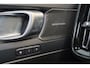 Volvo XC40 B4 Plus Dark - IntelliSafe Assist & Surround - Verwarmde voorstoelen & stuur - Parkeersensoren voor & achter - Elektr. bedienb. voorstoelen met geheugen links - Draadloze tel. lader - Inklapbare trekhaak - 19'' LMV