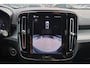 Volvo XC40 B4 Plus Dark - IntelliSafe Assist & Surround - Verwarmde voorstoelen & stuur - Parkeersensoren voor & achter - Elektr. bedienb. voorstoelen met geheugen links - Draadloze tel. lader - Inklapbare trekhaak - 19'' LMV