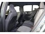 Volvo XC40 B4 Plus Dark - IntelliSafe Assist & Surround - Verwarmde voorstoelen & stuur - Parkeersensoren voor & achter - Elektr. bedienb. voorstoelen met geheugen links - Draadloze tel. lader - Inklapbare trekhaak - 19'' LMV