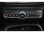 Volvo XC40 B4 Plus Dark - IntelliSafe Assist & Surround - Verwarmde voorstoelen & stuur - Parkeersensoren voor & achter - Elektr. bedienb. voorstoelen met geheugen links - Draadloze tel. lader - Inklapbare trekhaak - 19'' LMV