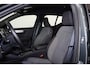Volvo XC40 B4 Plus Dark - IntelliSafe Assist & Surround - Verwarmde voorstoelen & stuur - Parkeersensoren voor & achter - Elektr. bedienb. voorstoelen met geheugen links - Draadloze tel. lader - Inklapbare trekhaak - 19'' LMV