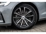 Volvo V60 2.0 T8 Plug-in Hybrid AWD Plus Dark | SOH:100% | PHEV Long Range | Trekhaak | Sportstoelen | Panoramadak | Harman Kardon Audio | Head-up Display | 360 Graden Camera | Stoelverwarming voor en achter | Keyless Entry | Elektrische Achterklep | Elektrisch Verstelbare Voorstoelen | Cruise Control Adaptief | BLIS | Google Navigatie | Apple Carplay | Android Auto