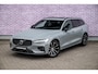 Volvo V60 2.0 T8 Plug-in Hybrid AWD Plus Dark | SOH:100% | PHEV Long Range | Trekhaak | Sportstoelen | Panoramadak | Harman Kardon Audio | Head-up Display | 360 Graden Camera | Stoelverwarming voor en achter | Keyless Entry | Elektrische Achterklep | Elektrisch Verstelbare Voorstoelen | Cruise Control Adaptief | BLIS | Google Navigatie | Apple Carplay | Android Auto