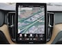 Volvo XC60 T6 Recharge AWD Ultra Dark - Luchtvering - Panorama/schuifdak - IntelliSafe Assist & Surround - 360º Camera - Harman/Kardon audio - Adaptieve LED koplampen - Verwarmde voorstoelen, stuur & achterbank - Parkeersensoren voor & achter - Elektr. bedienb. voorstoelen met geheugen - Draadloze tel. lader - Extra getint glas - Inklapbare trekhaak - 20' LMV