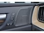 Volvo XC60 T6 Recharge AWD Ultra Dark - Luchtvering - Panorama/schuifdak - IntelliSafe Assist & Surround - 360º Camera - Harman/Kardon audio - Adaptieve LED koplampen - Verwarmde voorstoelen, stuur & achterbank - Parkeersensoren voor & achter - Elektr. bedienb. voorstoelen met geheugen - Draadloze tel. lader - Extra getint glas - Inklapbare trekhaak - 20' LMV