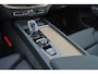Volvo XC60 T6 Recharge AWD Ultra Dark - Luchtvering - Panorama/schuifdak - IntelliSafe Assist & Surround - 360º Camera - Harman/Kardon audio - Adaptieve LED koplampen - Verwarmde voorstoelen, stuur & achterbank - Parkeersensoren voor & achter - Elektr. bedienb. voorstoelen met geheugen - Draadloze tel. lader - Extra getint glas - Inklapbare trekhaak - 20' LMV