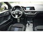 BMW 1-Serie 118i High Executive M-PAKKET/ AUTOM/PANO DAK/CARPLAY/CRUISE/NAVI/AIRCO-ECC/XENON/CAMERA/BLUETOOTH/PDC/STOEL STUUR VERW