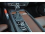Volvo V60 2.0 T4 Inscription - Panorama/schuifdak - IntelliSafe Assist & Surround - Parkeercamera achter - Verwarmde voorstoelen, stuur & achterbank - Parkeersensoren voor & achter - Elektr. bedienb. bestuurdersstoel - 19' LMV - Inklapbare trekhaak