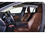 Volvo V60 2.0 T4 Inscription - Panorama/schuifdak - IntelliSafe Assist & Surround - Parkeercamera achter - Verwarmde voorstoelen, stuur & achterbank - Parkeersensoren voor & achter - Elektr. bedienb. bestuurdersstoel - 19' LMV - Inklapbare trekhaak