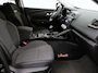 Renault Kadjar 1.3 TCe Zen Apple Carplay/Android Auto, Cruise control, Dab, Parkeersensor voor/achter, Keyless entry, Spraakbediening Een ruime en comfortabele SUV met een luxe uitstraling. Dankzij het royale interieur en de fijne zit biedt de Kadjar veel comfort voor zowel korte als lange ritten. De 1.3 TCe-motor zorgt voo