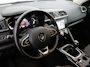 Renault Kadjar 1.3 TCe Zen Apple Carplay/Android Auto, Cruise control, Dab, Parkeersensor voor/achter, Keyless entry, Spraakbediening Een ruime en comfortabele SUV met een luxe uitstraling. Dankzij het royale interieur en de fijne zit biedt de Kadjar veel comfort voor zowel korte als lange ritten. De 1.3 TCe-motor zorgt voo