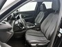 Peugeot 2008 SUV Allure 130pk Automaat | Navigatie | Climate Control | Cruise Control | Parkeersensoren | Keyless | Led koplampen | Armsteun | Apple Carplay / Android Auto | Bluetooth | DAB+ radio | Stof/kunstleder | Multifunctioneel lederen stuurwiel | Automatisch dimlicht | Regensensor | Donker getint glas | 17" lichtmetalen velgen |