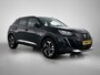 Peugeot 2008 SUV Allure 130pk Automaat | Navigatie | Climate Control | Cruise Control | Parkeersensoren | Keyless | Led koplampen | Armsteun | Apple Carplay / Android Auto | Bluetooth | DAB+ radio | Stof/kunstleder | Multifunctioneel lederen stuurwiel | Automatisch dimlicht | Regensensor | Donker getint glas | 17" lichtmetalen velgen |