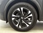 Peugeot 2008 SUV Allure 130pk Automaat | Navigatie | Climate Control | Cruise Control | Parkeersensoren | Keyless | Led koplampen | Armsteun | Apple Carplay / Android Auto | Bluetooth | DAB+ radio | Stof/kunstleder | Multifunctioneel lederen stuurwiel | Automatisch dimlicht | Regensensor | Donker getint glas | 17" lichtmetalen velgen |