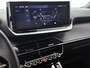 Peugeot 2008 SUV Allure 100pk | Navigatie | Achteruitrijcamera | Climate Control | Cruise Control | Parkeersensoren v+a | Armsteun | Digitaal instrumentenpaneel | Draadloze Apple Carplay / Android Auto | Bluetooth | DAB+ radio | Led koplampen | Donker getint glas | 17" lichtmetalen velgen |