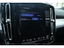 Volvo XC40 B4 Plus Black Edition | Panoramadak | Trekhaak | Verwarmbare voorstoelen, stuurwiel en voorruit | 360 graden camera | Premium audio by Harman Kardon | Apple carplay/Android auto