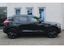 Volvo XC40 B4 Plus Black Edition | Panoramadak | Trekhaak | Verwarmbare voorstoelen, stuurwiel en voorruit | 360 graden camera | Premium audio by Harman Kardon | Apple carplay/Android auto