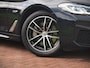 BMW 5-Serie Touring 530e Business Edition Plus | M-Pakket | Head-Up Display | LED-Laser | Camera | Sfeerverlichting | ACC | NL-Auto |