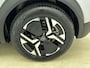 Peugeot e-2008 EV 54 kWh 156pk GT Automaat | 3 Fase | Navigatie | Camera | Leder/Alcantara | Stoel elektrisch+verwarmd+massage | Full Led koplampen | Parkeersensoren v+a | Keyless | Adaptieve Cruise Control | Dodehoeksensor | DAB+ radio | Apple Carplay / Android Auto | Donker getint glas | 17" lichtmetalen velgen |