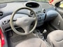 Toyota Yaris 1.0-16V VVT-i Terra / bj.2000 / airco / sportvelgen / export / APK tot 25/11/26 / NAP met 376726 km/ kleur: rood..