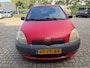 Toyota Yaris 1.0-16V VVT-i Terra / bj.2000 / airco / sportvelgen / export / APK tot 25/11/26 / NAP met 376726 km/ kleur: rood..