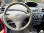 Toyota Yaris 1.0-16V VVT-i Terra / bj.2000 / airco / sportvelgen / export / APK tot 25/11/26 / NAP met 376726 km/ kleur: rood..