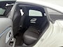 Mercedes-Benz CLA 200 AMG Nightpakket 58 kWh | Panoramadak | Alarm | Sfeerverlichting | Keyless Go | CarPlay | Stoelverwarming | Parkeerpakket met Camera | Sfeerverlichting | Stoelverwarming | Sportstoelen | Adaptieve cruisecontrol |