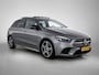Mercedes-Benz B-klasse 200 AMG Nightpakket | Panoramadak | Sfeerverlichting | Keyless GO | Stoelverwarming | Parkeerpakket met Camera | Inclusief 24 maanden Mercedes-Benz Certified garantie voor Europa.