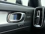 Volvo XC40 B4 211pk Plus Dark / Nubuck / Elektr. Stoelen / Panoramadak / Trekhaak / Harman&Kardon Audio / Getint Glas / ACC / BLIS / Keyless / Stoel + Stuurw. Verwarming / PDC + Camera / Noordreservewiel /