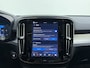 Volvo XC40 B4 211pk Plus Dark / Nubuck / Elektr. Stoelen / Panoramadak / Trekhaak / Harman&Kardon Audio / Getint Glas / ACC / BLIS / Keyless / Stoel + Stuurw. Verwarming / PDC + Camera / Noordreservewiel /