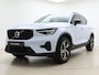 Volvo XC40 B4 211pk Plus Dark / Nubuck / Elektr. Stoelen / Panoramadak / Trekhaak / Harman&Kardon Audio / Getint Glas / ACC / BLIS / Keyless / Stoel + Stuurw. Verwarming / PDC + Camera / Noordreservewiel /