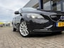Volvo V40 1.6 T4 Summum / NL-Auto / Vol-Leder / Panodak / Adaptive Cruise-Control / Stoelverwarming / Dodehoek-Detectie / Adaptieve-Koplampen / Radio-Bluetooth / Navi / PDC met Camera / 17'' LMV / All-Seasons / ENZ.