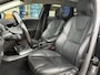 Volvo V40 1.6 T4 Summum / NL-Auto / Vol-Leder / Panodak / Adaptive Cruise-Control / Stoelverwarming / Dodehoek-Detectie / Adaptieve-Koplampen / Radio-Bluetooth / Navi / PDC met Camera / 17'' LMV / All-Seasons / ENZ.